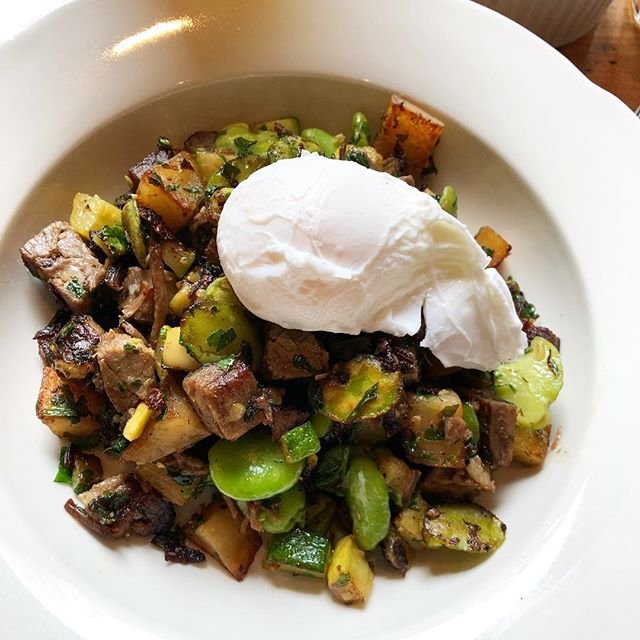 My number one nutrition tip is eat as many vegetables as possible. Even if you are eating out, you can surprisingly make this happen pretty easily. Thanks @aitarestaurant for this yummy veggie and beef hash. Happy a Saturday 🥦🥑🥗 #brekkie #brunch #nutritionist #registereddietitian #healthyeating #beallgreat